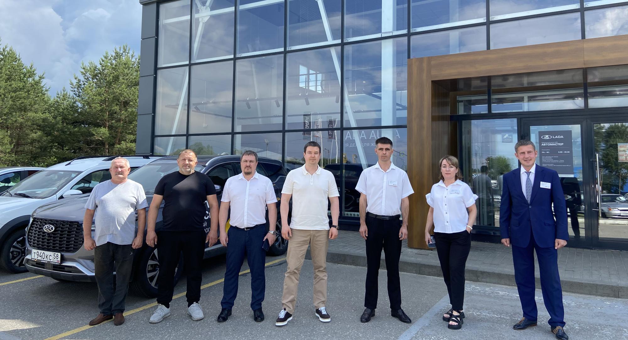 В  ДЦ Lada ГК Автомастер в г. Кузнецке  состоялось торжественное награждение сотрудников, проработавших в ГК Автомастер более 5 и 10 лет,  фирменными серебряными и золотыми значками. Каждому сотруднику вручена денежная премия.